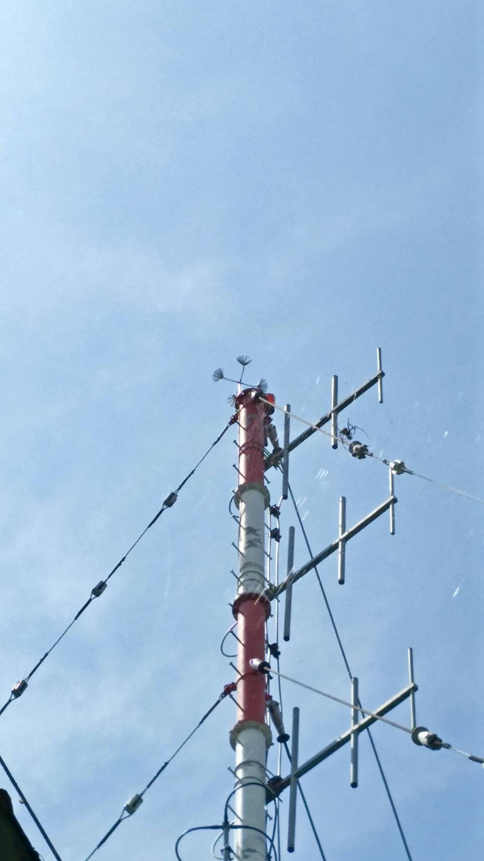 煙囪採用成祥技控的第三代多針型避雷針，因電塔本身帶電更容易遭受雷擊，因此不想使用富蘭克林或阿波蘿避雷針等主動引雷的防雷系統