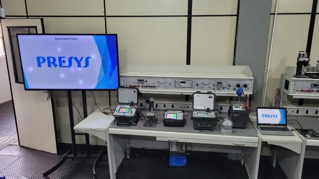 校準過程的示意圖，展示測試設備與參考標準的比較